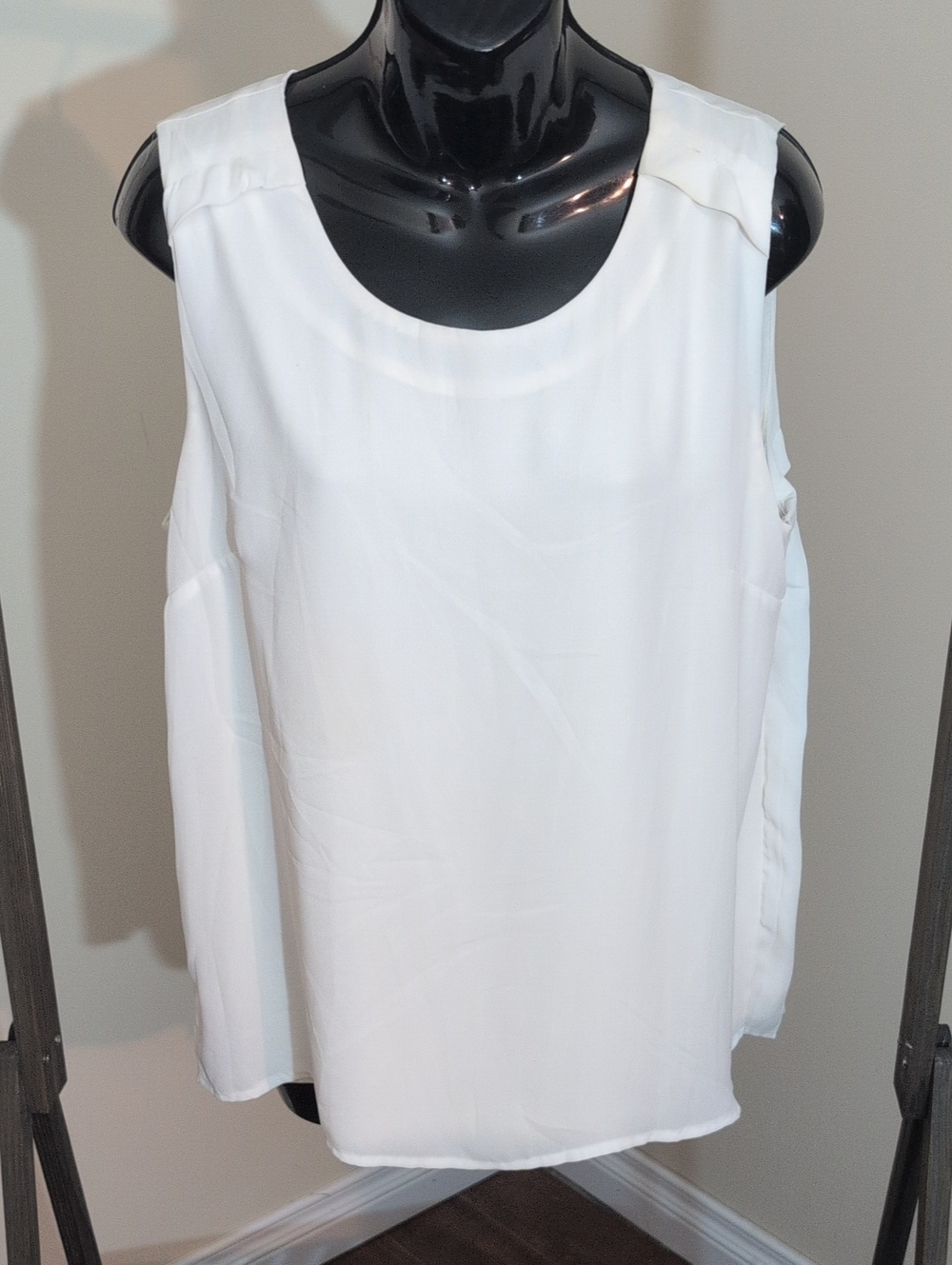 Esqualo | Women's White Sleeveless Scoop Neck Tank Top Back Pleats